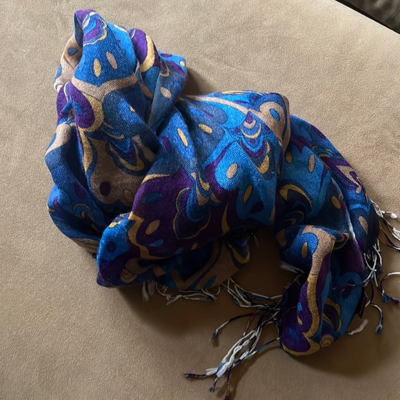 J.McLaughlin scarf. 100% wool - Picture 2 of 6